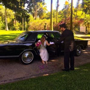 Noiva chegando no casamento com a Chofer das Noivas
